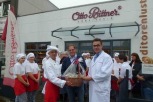 Seit 40 Jahren gehört Chocolatier Winfried Fuchs (l.) zum Team von Otto Bittner. Jetzt wurde er von seinen Kollegen sowie Geschäftsführer Norbert Büsch (r.) und Betriebsleiter Thomas Dörner (M.) mit einem Korb voller Köstlichkeiten in den Ruhestand verabschiedet.