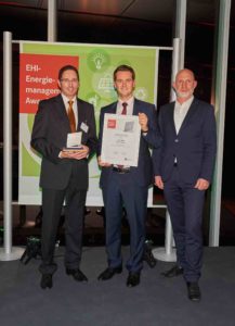 EHI Energiemanagement Award 2016: Für ALDI SÜD nahmen Karl-Heinz Kehl und Florian Kempf den Preis entgegen. Hier zusammen mit Laudator Andreas Tiemann, Dena. Weiterer Text über ots und www.presseportal.de/nr/108584 / Die Verwendung dieses Bildes ist für redaktionelle Zwecke honorarfrei. Veröffentlichung bitte unter Quellenangabe: "obs/Unternehmensgruppe ALDI SÜD/Axel Schulten"